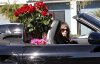 steven-tyler-driving-with-a-bouquet-of-flowers-01.jpg